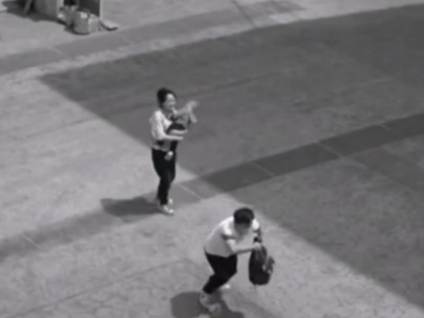 【感動】高清視頻監控系統拍下獨臂人見義勇為的一幕