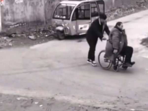 視頻監控攝像頭下的正能量你感受到了嗎？