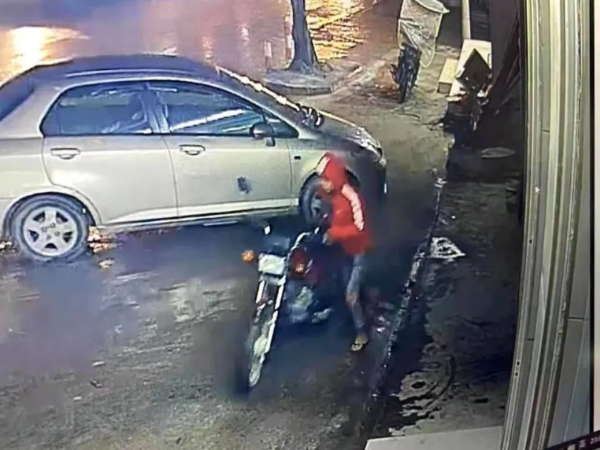 男子偷車全過程被路邊視頻監(jiān)控系統拍下，防盜意識還是要加強啊