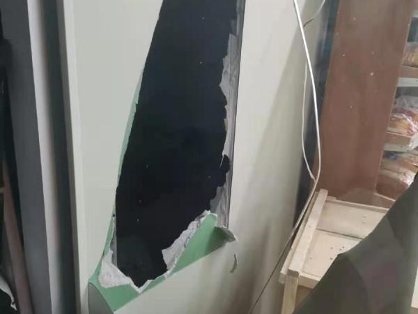 小偷砸開石膏墻鉆進店里偷竊，多虧有AI智能視頻監控系統！